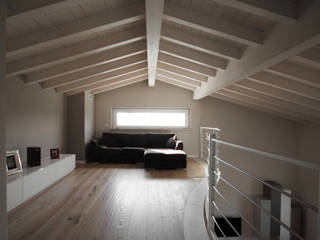Villa a Montichiari (BS), AM SERRAMENTI AM SERRAMENTI Moderne Fenster & Türen Holz-Kunststoff-Verbund Weiß