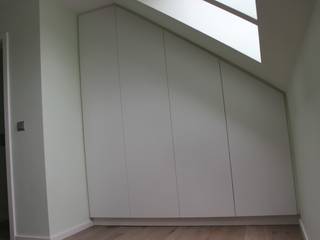 Dachschrängenschränke, Haeku Innenausbau GmbH, Küchenstudio & Tischlerei Haeku Innenausbau GmbH, Küchenstudio & Tischlerei Closets de estilo clásico Aglomerado