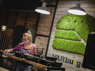 Green logo - Varburger bar, Dniproperivsk, Ukraine , Moss Trend Moss Trend Jardim interior
