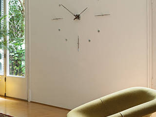 Living Room Wall Styling, Just For Clocks Just For Clocks Salones de estilo moderno Metal
