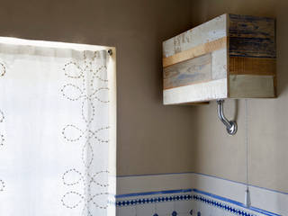 Bagni per casale in Val d'Orcia collaborazione arch. Settimio Belelli, Laquercia21 Laquercia21 컨트리스타일 욕실