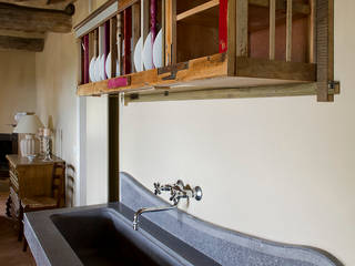 Piattaia per casale Val d'Orcia in legno di recupero su disegno dell'arch. Settimio Belelli, Laquercia21 Laquercia21 Country style kitchen