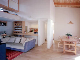 ブックカフェのある家, スタジオ・ベルナ スタジオ・ベルナ Skandinavische Esszimmer Holz Weiß