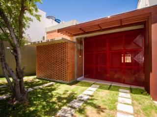 Casa Itapuã, ESTUDIOFAROL - ARQUITETURA | DESIGN | URBANISMO ESTUDIOFAROL - ARQUITETURA | DESIGN | URBANISMO Casas de estilo moderno