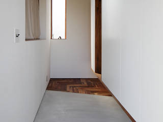 cozy, *studio LOOP 建築設計事務所 *studio LOOP 建築設計事務所 Modern Corridor, Hallway and Staircase