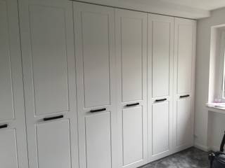 Einbauschrank mit Drehtüren im Landhausstiel, Schrankprojekt GmbH Schrankprojekt GmbH Ankleidezimmer im Landhausstil Weiß