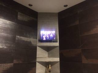 Small tv in the Dark bath, AVEL AVEL 現代浴室設計點子、靈感&圖片 Black