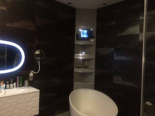 Small tv in the Dark bath, AVEL AVEL 現代浴室設計點子、靈感&圖片