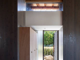 富田林の家, 井上久実設計室 井上久実設計室 現代風玄關、走廊與階梯