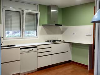 Una cocina en blanco supermate, femcuines femcuines 모던스타일 주방