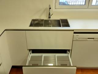 Una cocina en blanco supermate, femcuines femcuines 모던스타일 주방