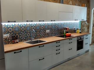Una cocina industrial llena de color, femcuines femcuines Cucina attrezzata