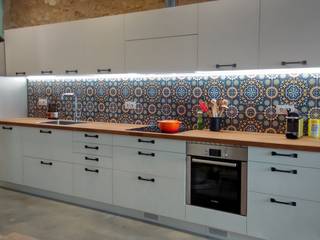 Una cocina industrial llena de color, femcuines femcuines Dapur built in