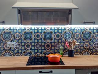 Una cocina industrial llena de color, femcuines femcuines Dapur built in