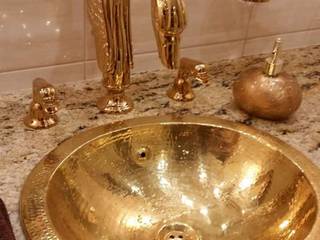 Ekskluzywna łazienka ze złotymi detalami, Cerames Cerames トロピカルスタイルの お風呂・バスルーム