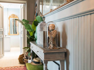 De hal is geschilderd met Classico krijtverf in de kleur Oyster Grey Pure & Original Moderne gangen, hallen & trappenhuizen