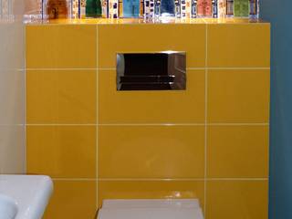 Turkus i żółć w łazience na pierwszym planie, Cerames Cerames クラシックスタイルの お風呂・バスルーム