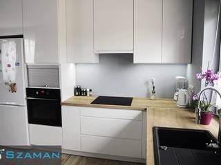 Kuchnia - Biały połysk z blatem dąb arlington, Producent Mebli Szaman Producent Mebli Szaman Modern kitchen