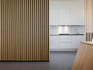 Apartment renovation in Turin, Edoardo Pennazio Edoardo Pennazio Cocinas de estilo minimalista Madera maciza Multicolor