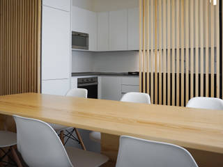 Apartment renovation in Turin, Edoardo Pennazio Edoardo Pennazio Cocinas de estilo minimalista Madera maciza Multicolor