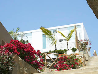 Vista de la Fachada / Facade view Lores STUDIO. arquitectos Casas unifamiliares Concreto