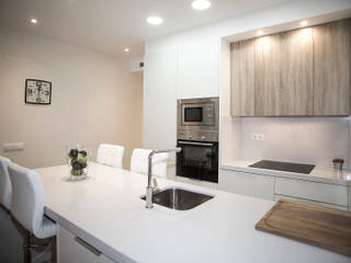 Reforma integral y de mobiliario en Barcelona, Grupo Inventia Grupo Inventia Built-in kitchens Wood-Plastic Composite