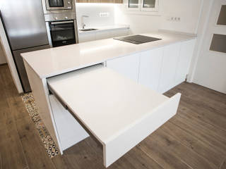 Reforma integral de vivienda en calle de l'Or de Barcelona, Grupo Inventia Grupo Inventia Mediterranean style kitchen Wood-Plastic Composite