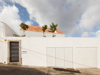 House with Three Courtyards, EXTRASTUDIO EXTRASTUDIO Дома в средиземноморском стиле