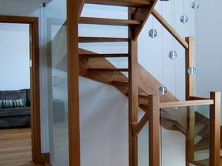 Oak stairs with glass balustrade, Wonkee Donkee XL Joinery Wonkee Donkee XL Joinery Коридор