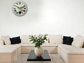Living Room Wall Styling, Just For Clocks Just For Clocks Livings modernos: Ideas, imágenes y decoración Vidrio