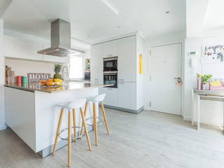 Una cocina blanca abierta al resto de la casa, Santiago Interiores - Cocinas Santos Santiago Interiores - Cocinas Santos Built-in kitchens White
