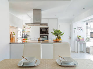 Una cocina blanca abierta al resto de la casa, Santiago Interiores - Cocinas Santos Santiago Interiores - Cocinas Santos Cocinas integrales