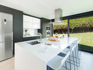 Cocina con Jardin e Iluminación Natural y una Vista Espectacular, Santiago Interiores - Cocinas Santos Santiago Interiores - Cocinas Santos Built-in kitchens