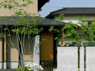 ウッドデッキのあるセミ・コートハウス, 竹内建築設計事務所 竹内建築設計事務所 モダンな 家