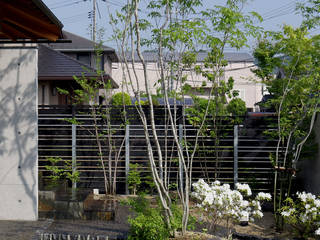 ウッドデッキのあるセミ・コートハウス, 竹内建築設計事務所 竹内建築設計事務所 モダンな庭