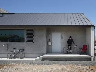 木更津のサイクリストの家 House in Kisarazu,Chiba, 株式会社 神成建築計画事務所 株式会社 神成建築計画事務所 บ้านและที่อยู่อาศัย