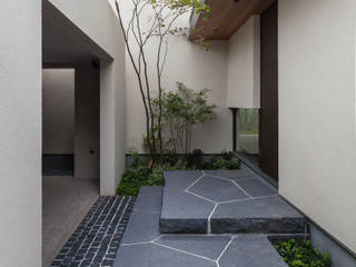 森の中のコートハウス, Architet6建築事務所 Architet6建築事務所 Front yard Stone