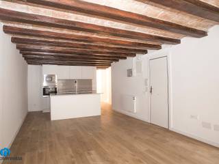 Reforma integral en calle Miracle de Barcelona, Grupo Inventia Grupo Inventia Built-in kitchens Wood-Plastic Composite