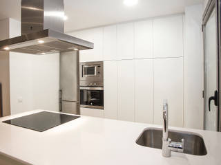 Reforma de cocina en calle Joncar de Barcelona, Grupo Inventia Grupo Inventia Modern kitchen Wood-Plastic Composite