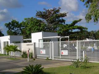 Projeto guarita do Condomínio Jardim Piatã, branco arquitetura branco arquitetura モダンスタイルの 玄関&廊下&階段