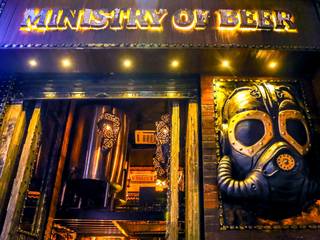 Ministry of Beer, CP Delhi, Studio Interiors Design Co. Studio Interiors Design Co. Espacios comerciales Madera Acabado en madera