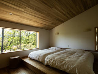 上山の家, 神家昭雄建築研究室 神家昭雄建築研究室 Eclectic style bedroom Wood Wood effect