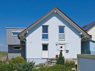 Erweitertes Kontrastprogramm, KitzlingerHaus GmbH & Co. KG KitzlingerHaus GmbH & Co. KG Prefabricated home Engineered Wood White