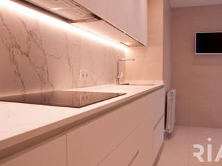 REFORMA PISO SAN JUAN PAMPLONA, RIA CONSTRUCCION & INTERIORISMO RIA CONSTRUCCION & INTERIORISMO Built-in kitchens