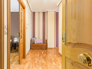 Home Staging en casa de Sara en Galicia, España, CCVO Design and Staging CCVO Design and Staging 現代風玄關、走廊與階梯 Purple/Violet