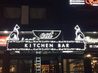 CAT BAR KITCHEN, ARCHES DESIGN ARCHES DESIGN 商業空間 木材・プラスチック複合ボード