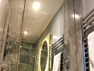 Bespoke Antiqued Mirror, Alguacil & Perkoff Ltd. Alguacil & Perkoff Ltd. BathroomMirrors Glass