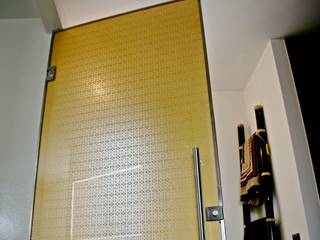 Golden glass door with bespoke pattern, Alguacil & Perkoff Ltd. Alguacil & Perkoff Ltd. Glass doors Glass