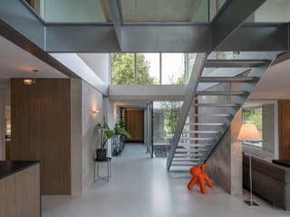 Patio House, Bloot Architecture Bloot Architecture Minimalist corridor, hallway & stairs Plastic Grey