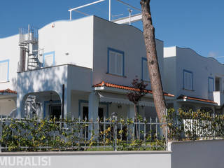 Villini vista mare, Muralisi, infissi dal 1987 Muralisi, infissi dal 1987 Portas e janelas mediterrâneas Alumínio/Zinco